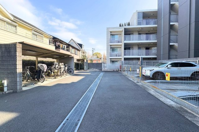 ゆとりある駐車スペースを確保しており、日々の出し入れも快適です。