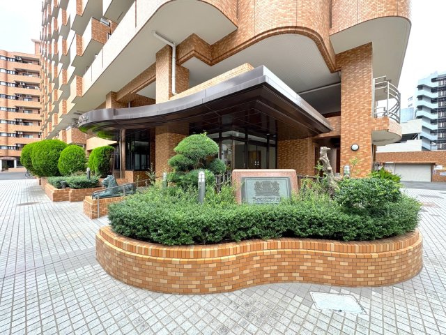 マンションの顔となるエントランスアプローチは、植栽が綺麗に整えられており管理体制の良さが伺えます。ベビーカーなどでも通りやすいフラットな造りで、日々の出入りも安心です。