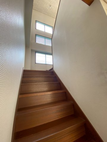 2階へと上がる階段は幅が広く、窓もあり明るい空間です。