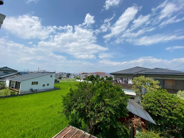 2階廊下からの眺望です。生活利便性の高い立地にありながら、のんびりとした田舎の雰囲気を味わえます。