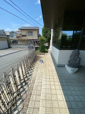 玄関へのアプローチ部分です。