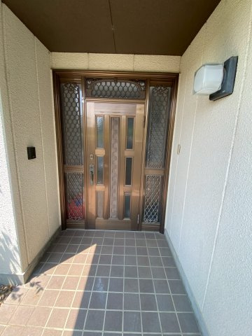 2つある玄関のうち、こちらは東側（住居棟）玄関です。
