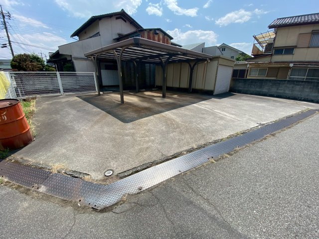 戸建の敷地とは別に、建物の向かいには駐車スペースもたっぷり（車種により4～5台※屋根付2台、他シャッター付き倉庫有り）。こちらの土地（所有権）も売買価格に含まれて付いています。