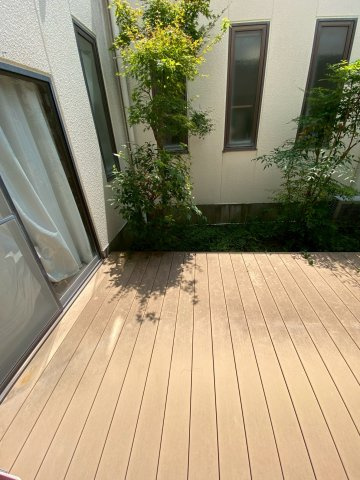 1階リビングにはウッドデッキ付きで明るい陽ざしが差し込みます。