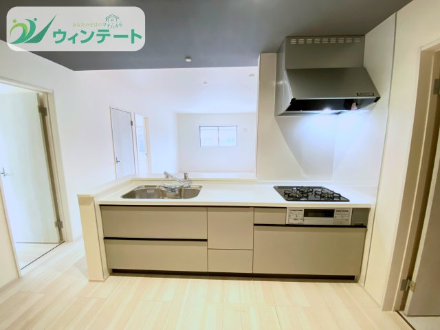 リビングとつながる対面キッチンは、家族の会話が弾む人気のスタイル。明るく清潔感のあるデザインです。