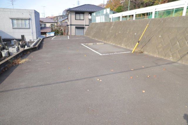 土地購入を検討されている場合、境界杭がない状態で購入してしまうと境界確定測量をする必要があり、費用がかかります。購入の前に、売主、隣土地所有者立ち合いのもと境界を確定し境界杭を設置するのがベストです。