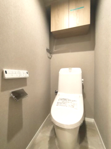 【トイレ】　洗浄機能付きトイレ。上部には収納付で、トイレットペーパー等、買い置きもしやすそうです。