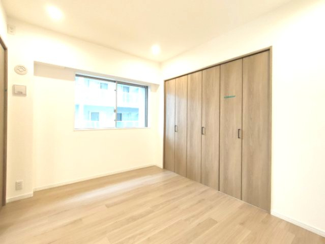 【洋室約6.0帖】　リビングに隣接する居室。引き戸を開け放てば2部屋が一体となり広々とした快適空間が生まれます。