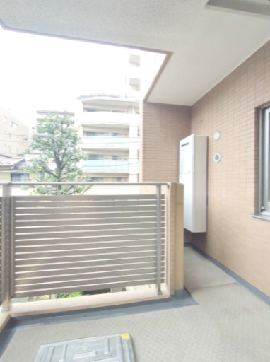 【バルコニー】　陰干ししやすい北向きバルコニー。夏でも比較的涼しく、晴れた日の日中はやわらかい光がお部屋に届きます。　
