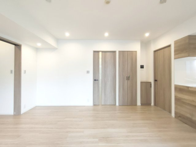 【LDK約14.6帖】　明るい雰囲気のリビングは家族の笑い声が聞こえてきそうな程、心地の良い空間を演出してくれます。