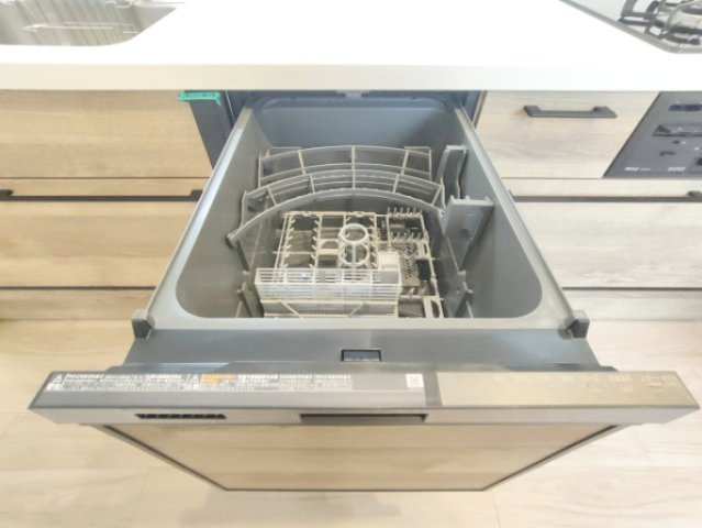 【食洗器】　手肌に優しく、家事の時短にもなる食洗機を完備。