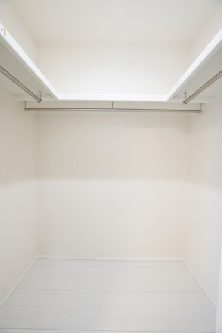 衣類をすっきり収納できる、使い勝手の良いウォークインクローゼット