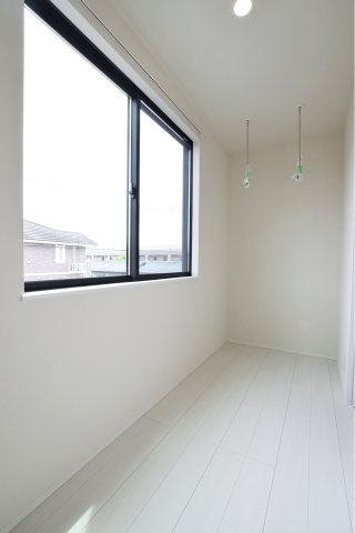 雨の日も安心して洗濯できる、明るく便利なサンルーム