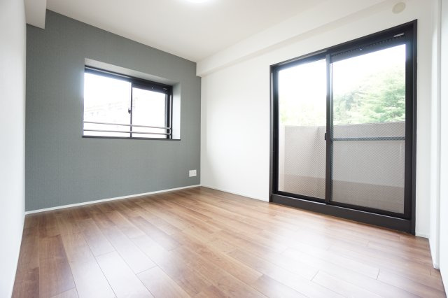 約6帖の洋室♪2面採光で陽当たり・通風良好♪