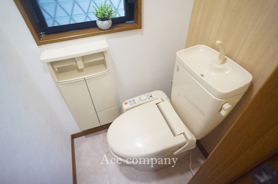 トイレは1階と2階の各階に完備♪こちらは1階のトイレ、ウォシュレット付きです☆