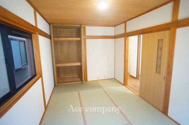 【2階：和室7.5帖】押し入れ完備です♪