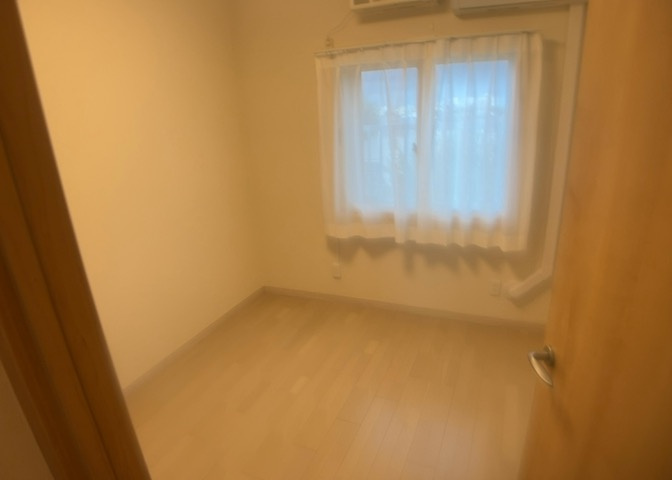4.5帖の洋室は落ち着いた時間を過ごせる空間。ベッドや家具の配置がしやすく、寝室やプライベートな部屋として最適です。全室リフォーム済みのため綺麗な状態で新しい生活をスタートできます。