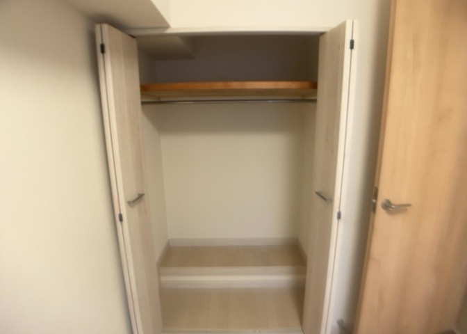 3LDKの各居室にはクロゼットを配置しており、衣類や生活用品をしっかりと収納可能です。お部屋のスペースを有効活用でき、インテリアもすっきり楽しめます。実際の収納量や使い勝手をぜひ現地でご体感ください。