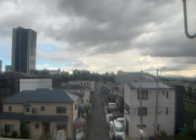 4階部分からの眺望は視界を遮る大きな建物がなく、解放感に満ちています。西向きのバルコニーからは心地よい光と風を感じることができ、日々移り変わる空の表情を眺めながらゆったりと過ごせます。