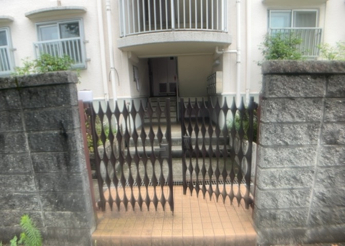 マンションのエントランスは管理が行き届いた清潔感のある空間です。防犯面でも配慮されており、居住者が安心して行き来できるよう維持されています。日々の暮らしの第一歩を迎える重要な場所です。