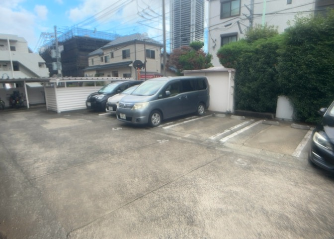 敷地内には平面駐車場が完備されています。お車の出し入れがしやすく、大型車の駐車可否や空き状況につきましては最新の情報をご案内いたしますので、ご検討の際はお気軽にお問い合わせください。