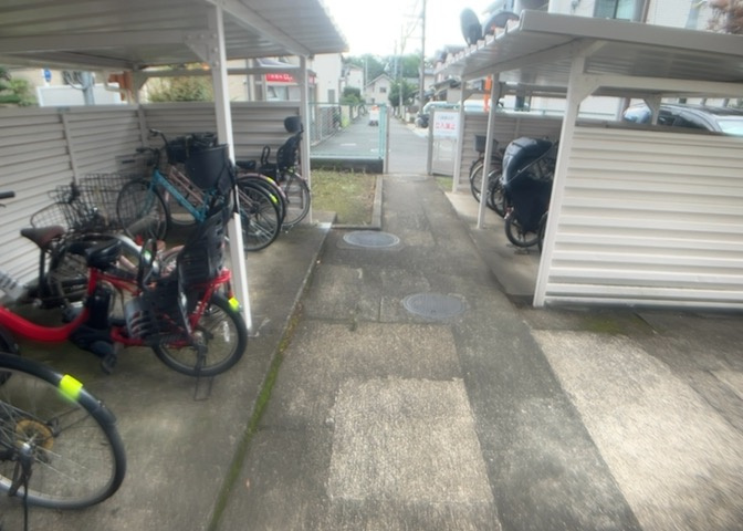 ユニライフ相模大野の敷地内には駐輪場が整備されています。大切な自転車を保護し、相模大野駅への通勤や通学、日々のお買いものにも大変便利にご利用いただけます。駐輪場の空き状況はお気軽にお尋ねください。