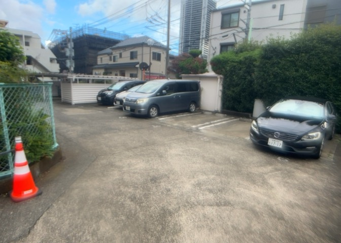 敷地内に確保された駐車スペース。お部屋から駐車場までの距離が近く、重い荷物を運ぶ際にも大変便利です。駐車料金や利用条件、空き確認など詳細につきましては担当までお気軽におたずねください。