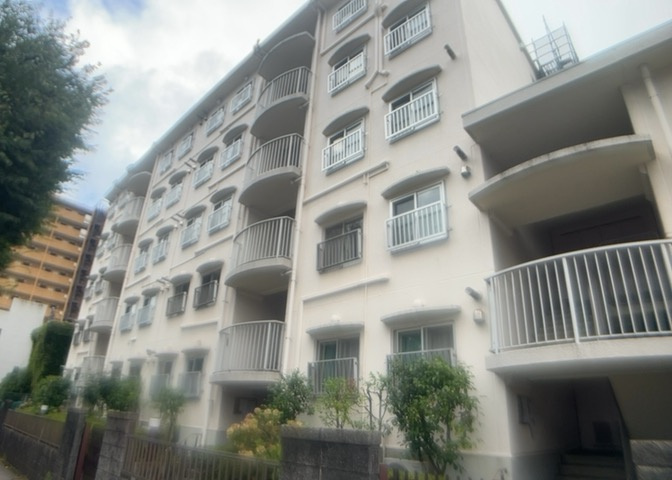 マンションの敷地内には落ち着いた佇まいの中庭スペースが用意されています。居住者の憩いの場として親しまれており、四季折々の表情を感じながらゆったりとした時間を過ごすことができる空間です。
