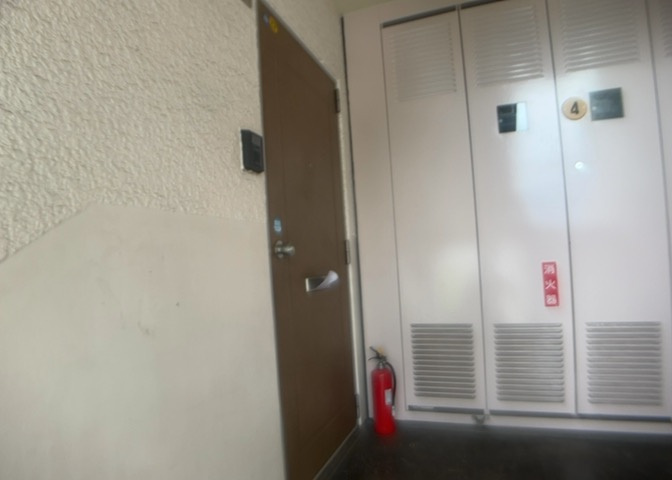 室内にTVモニタ付インターホンが設置されており、お部屋にいながら訪問者の顔をしっかり確認できます。お子様のお留守番や一人暮らしの方にも安心していただける防犯設備が整った中古マンションです。