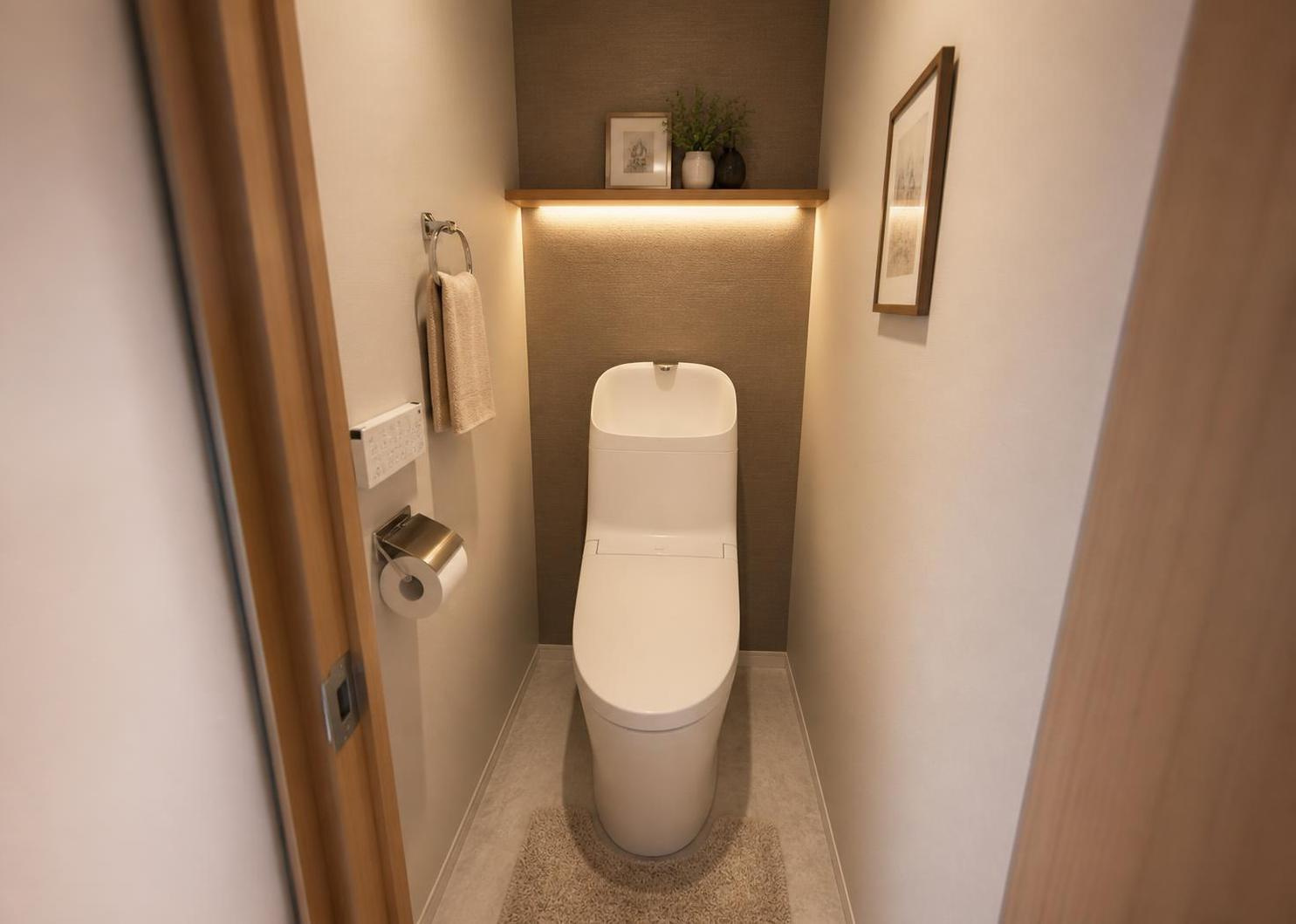 温水洗浄便座を備えた清潔感あふれるトイレです。2026年7月のリフォームにより水回り設備を新調しており、気持ちよくお使いいただけます。上部収納スペースの有無など現地にてお確かめください。
