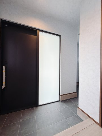 ■玄関｜「玄関から、我が家を心地よく。自然の風や光を感じられる気持ちのいい玄関へ」