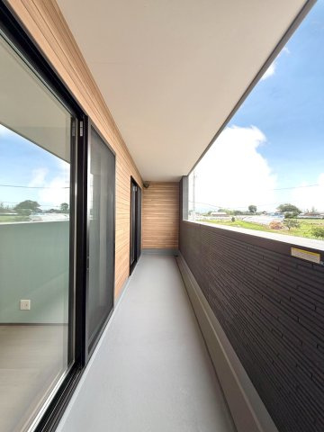 ■バルコニー｜あたたかな陽のひかりを浴びることのできるバルコニー。お洗濯物やお布団を干せば、家族みんなが気持ちよく暮らすことができます(*^^*)