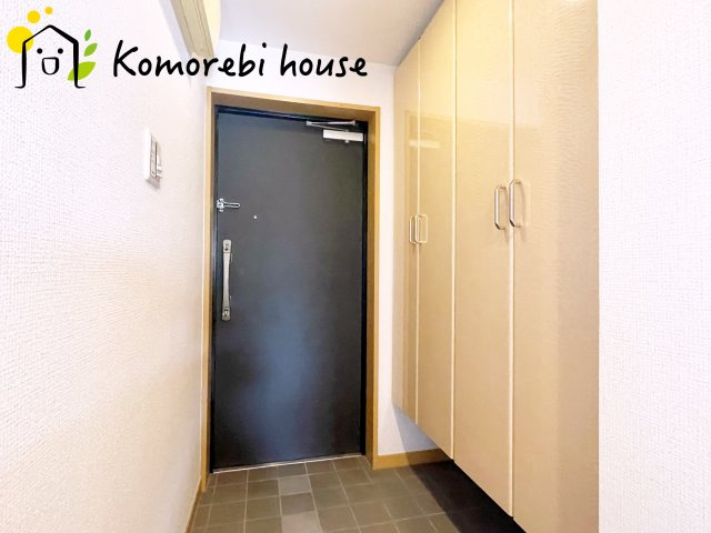 収納もある玄関です