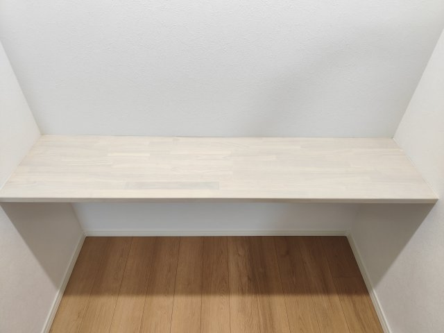 備え付けのデスクがあるから勉強もテレワークもスムーズ。部屋を広く使える便利なスペースです。