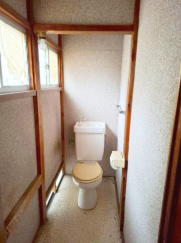 トイレに窓があり自然光による明るさが保たれます。新鮮な空気も入るので気持ちよく使用していただけます！