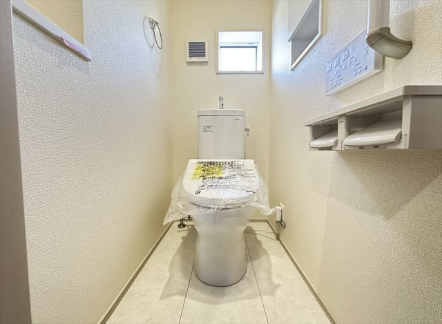 1階トイレ／衛生用品やトイレットペーパー、掃除グッズの保管に便利な壁面収納付でスッキリしたトイレ空間を維持できます。
