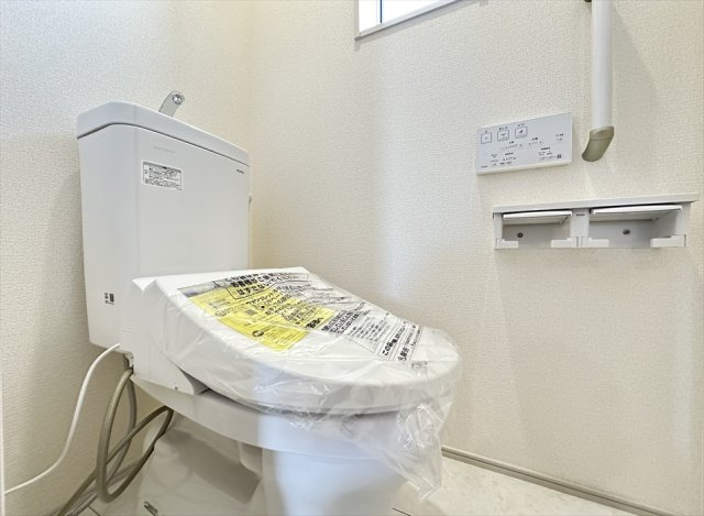 2階トイレ／各トイレは家族を感染症から守る温水洗浄便座を完備。手すりも設けられているので永く安心してお使いいただけます。