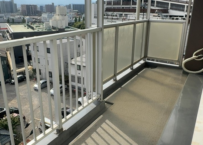 バルコニーは、室外の専用スペースのうち、「屋根がなく開放された空間」であるものを指します。ベランダより広いタイプのものが多く、日当たりもよいため家庭菜園などを楽しみたい人にとって適した環境となります。