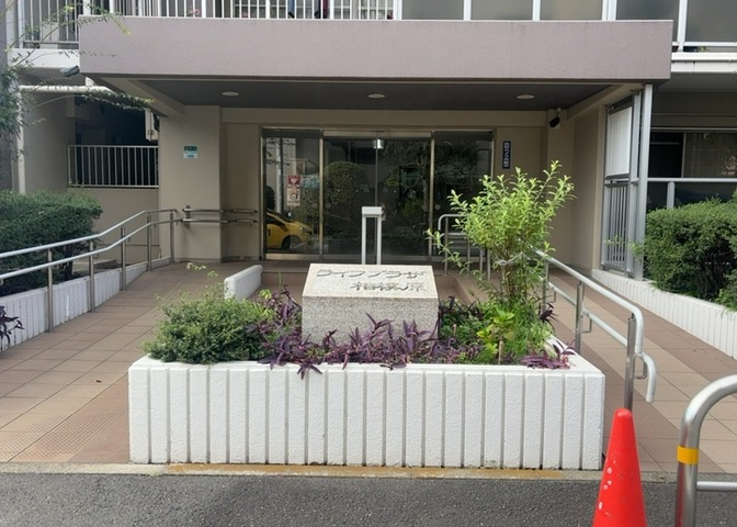 マンションのエントランスには、もともと風よけや防犯の役割がありますが、マンションによって宅配ボックスなどの設備が備わっている所もあります。日々の生活をイメージしながら生活しやすさをチェックしましょう。