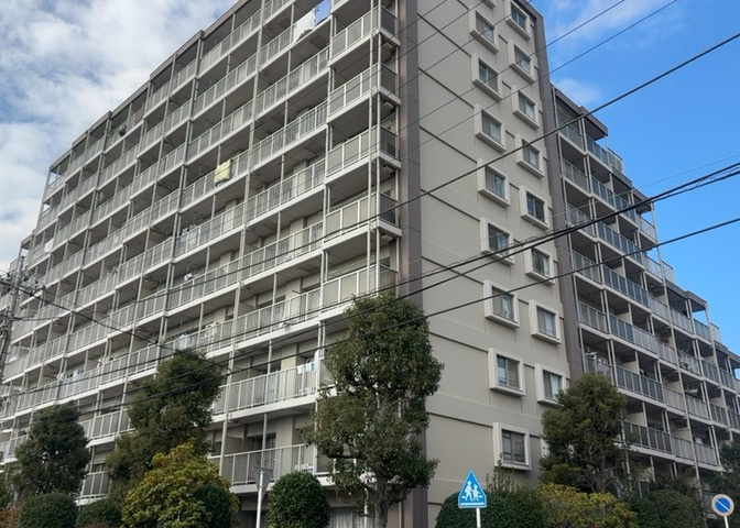 外観はマンション管理がされているかの目安になります。築年数が古いと、壁面は劣化してひび割れが生じることも！建物が古びていても細かいところが修繕されていると、きちんと管理されているなぁと感じるでしょう。
