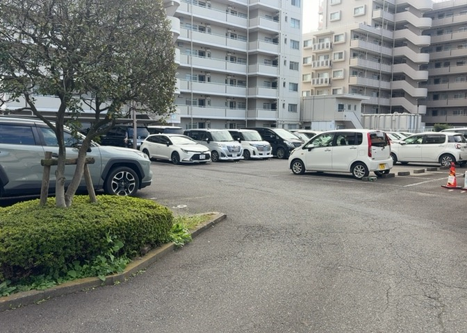 車一台あたりに必要なスペースは、標準サイズの普通自動車で横幅2m50cm、長さ5mは必要になります。ただし、乗降のことも考慮して横幅3m30cm、長さ5m50cmほどは確保できるところを選びましょう。