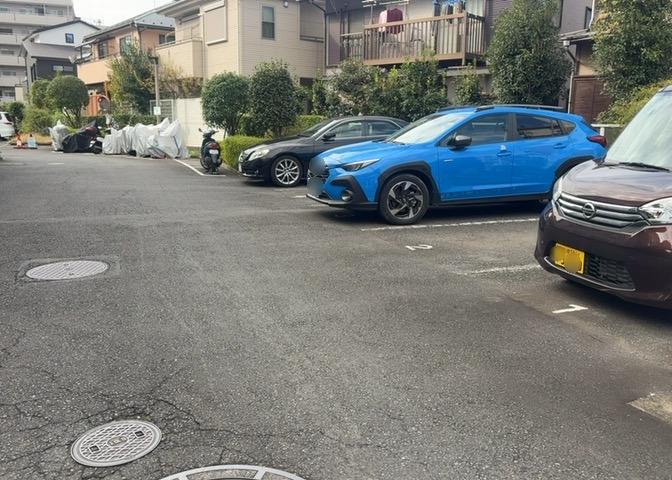 駐車場と明記されていても、最小スペースでつくられた駐車場だと大型車は駐車できなかったり、出入りしにくくなったりする可能性があります。お車のサイズと購入したい物件の駐車場のサイズを現地で確認しましょう。