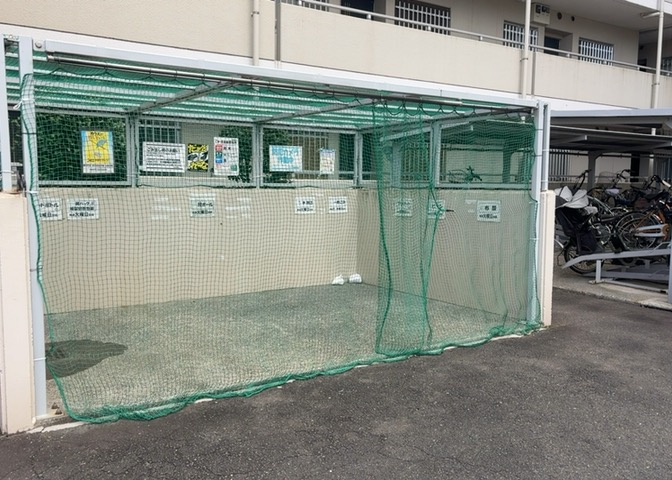 共有部分は、住民なら誰もが使える設備のこと。例えば駐車場やエレベーター、インターネット設備、セキュリティ設備などがあります。他にも、マンションの廊下・外部階段やエントランス・ゴミ置き場などがあります。