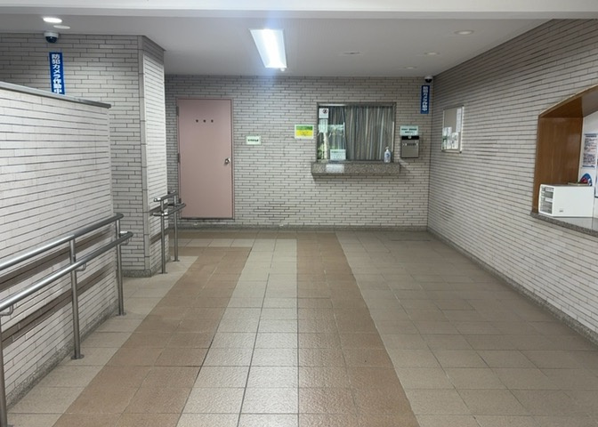ラウンジは、マンションの共用スペースに椅子やテーブルなどを配置した利用者が寛げる空間です。屋内型ラウンジと屋外型ラウンジがあります。共用部分の管理状況と合わせて、詳細については現地でご確認ください。