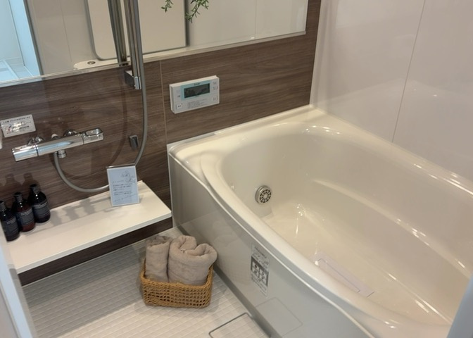 入浴時の快適さも大事なことですが、綺麗な状態を維持できなければ気持ちよく入浴できません。毎日の掃除が楽という点は大事なポイントになります！カビが生えにくく掃除がしやすい、壁や浴槽を選ぶといいでしょう。