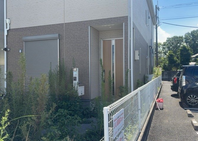 玄関は家の顔でもあり、家族以外の目にも止まる場所です。玄関は外との間を仕切る扉、靴などをしまっておく収納スペース、靴脱ぎのたたきスペース、来客とのやり取りをするドアホンなど複数のアイテムからなります。