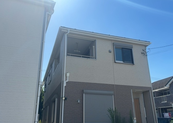 バルコニーは、室外の専用スペースのうち、「屋根がなく開放された空間」であるものを指します。ベランダより広いタイプのものが多く、日当たりもよいため家庭菜園などを楽しみたい人にとって適した環境となります。