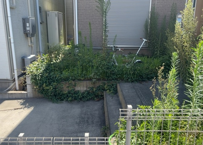 建物の基礎工事の方法は、主流となっているベタ基礎（防湿基礎）と布基礎の2種類に分類され、床下の通気性や耐久性などに違いがあります。建物の基礎部分の構造や付帯設備など詳細については現地でご確認ください。