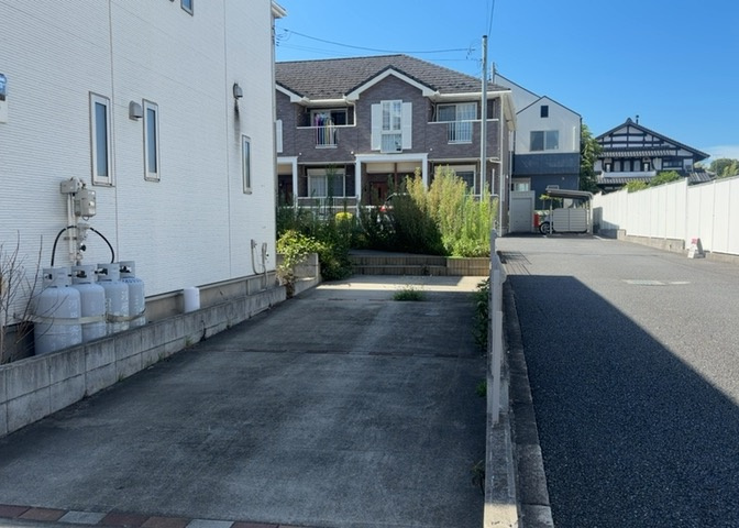 敷地内に散水栓や立水栓があると便利です。水道水を直接利用できるため、水を運ぶ手間を省くことが出来ます。大量の水を必要とする洗車作業や清掃などに役立ちます。その他設備とあわせて、現地でご確認ください。