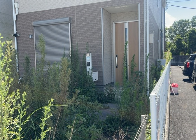 床下換気口は、床下に湿気がこもることを防ぎ、効果的に換気を行うために設置されています。床下換気口が設置されていない建物は、基礎パッキング工法などにより換気を行なっています。詳細は現地でご確認ください。